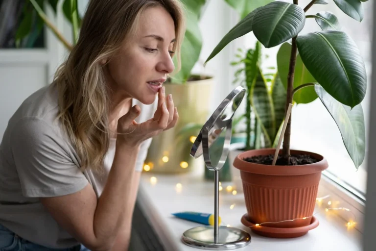 Cracked lip corners: causes, symptoms and how propolis ointment may help healing