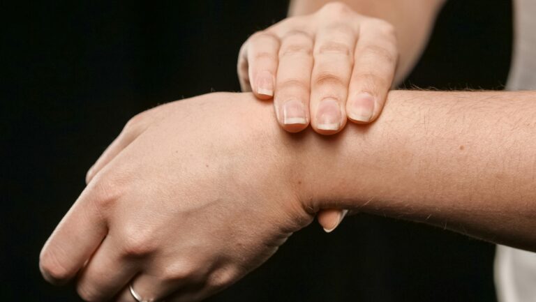 Why do your hands and fingers swell while walking or running? 4 crucial causes you must know